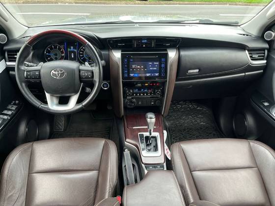 TOYOTA HILUX 2.8 SRX 4X4 CD 16V DIESEL 4P AUTOMÁTICO